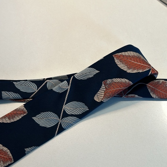 Vintage YVES SAINT LAURENT tie - Picture 6 of 6
